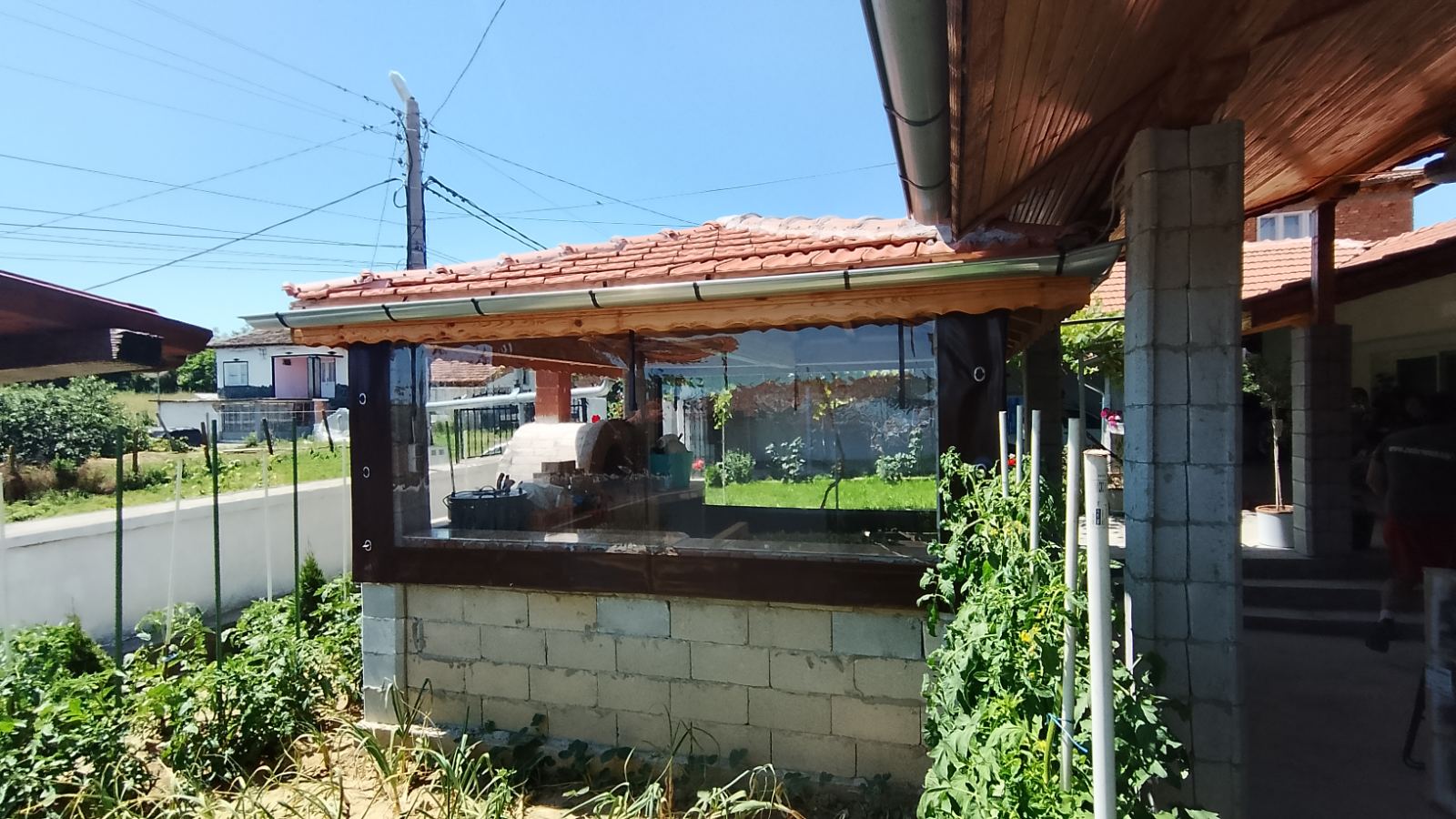 🧱 Монтаж на ветроупорни завеси върху бетонни блокчета: Възможно ли е?